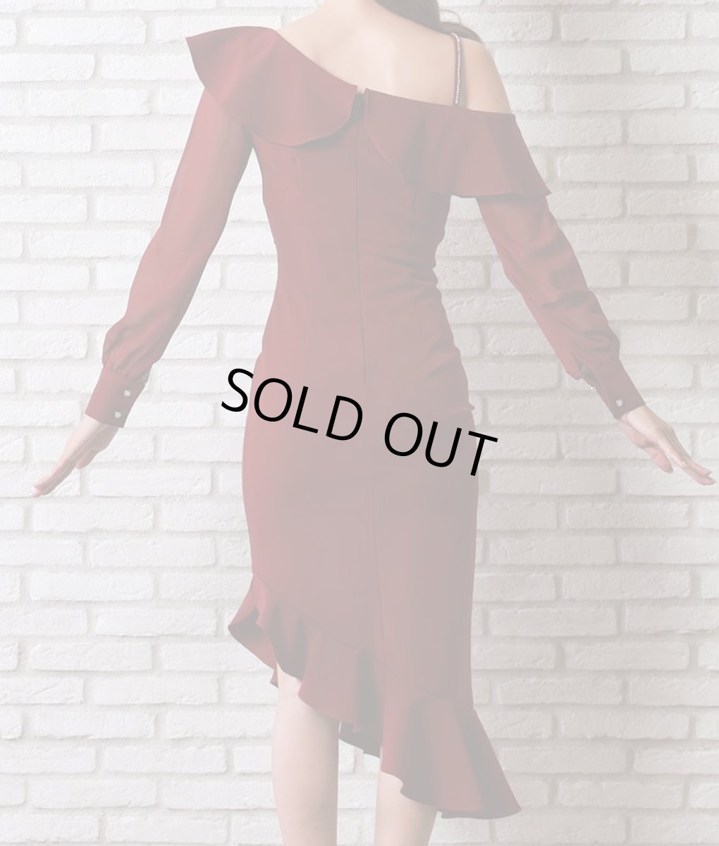 画像8: [韓国製][rinfarre]フリル・アシメントリー・ワインレッド・オフショルダー・長袖・無地・タイト・ミディアムドレス・ワンピース[れお着用]《送料＆代引き手数料無料》 (8)