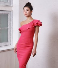 画像5: [SALE品のため返品不可＆再入荷なしの現品限り][韓国製][rinfarre]シンプル・無地・タック入り・フリル・ワンショルダー・オフショルダー・タイト・ミディアムドレス・ワンピース[MIRIN着用] (5)