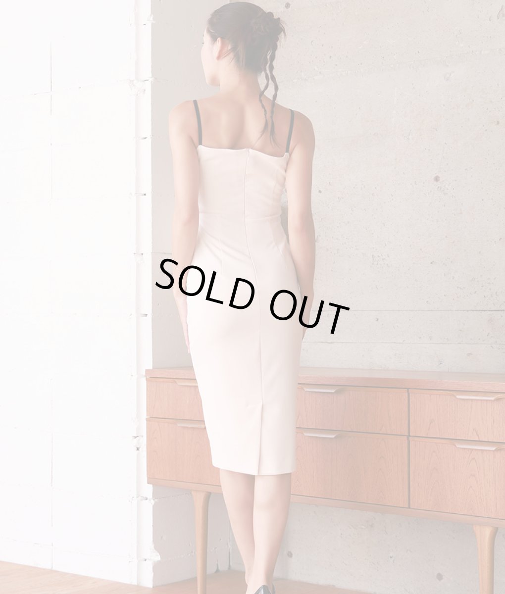 画像4: [SALE品のため返品不可＆再入荷なしの現品限り][韓国製][rinfarre]キャミソール・ブラック・ベージュ・ライン入り・バイカラー・タイト・ミディアムドレス・ワンピース[MIRIN着用] (4)