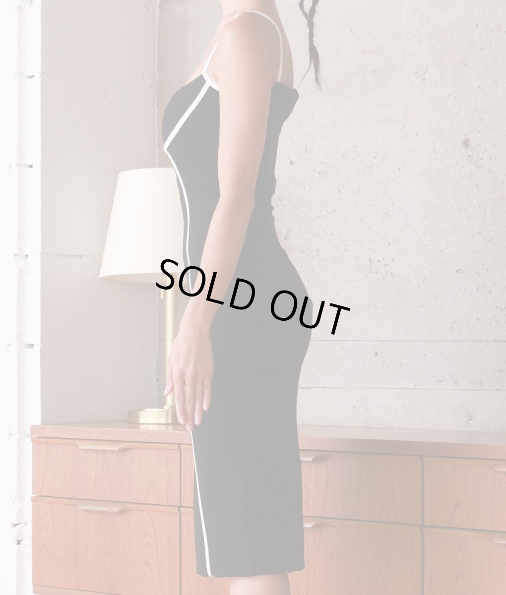 画像8: [SALE品のため返品不可＆再入荷なしの現品限り][韓国製][rinfarre]キャミソール・ブラック・ベージュ・ライン入り・バイカラー・タイト・ミディアムドレス・ワンピース[MIRIN着用] (8)