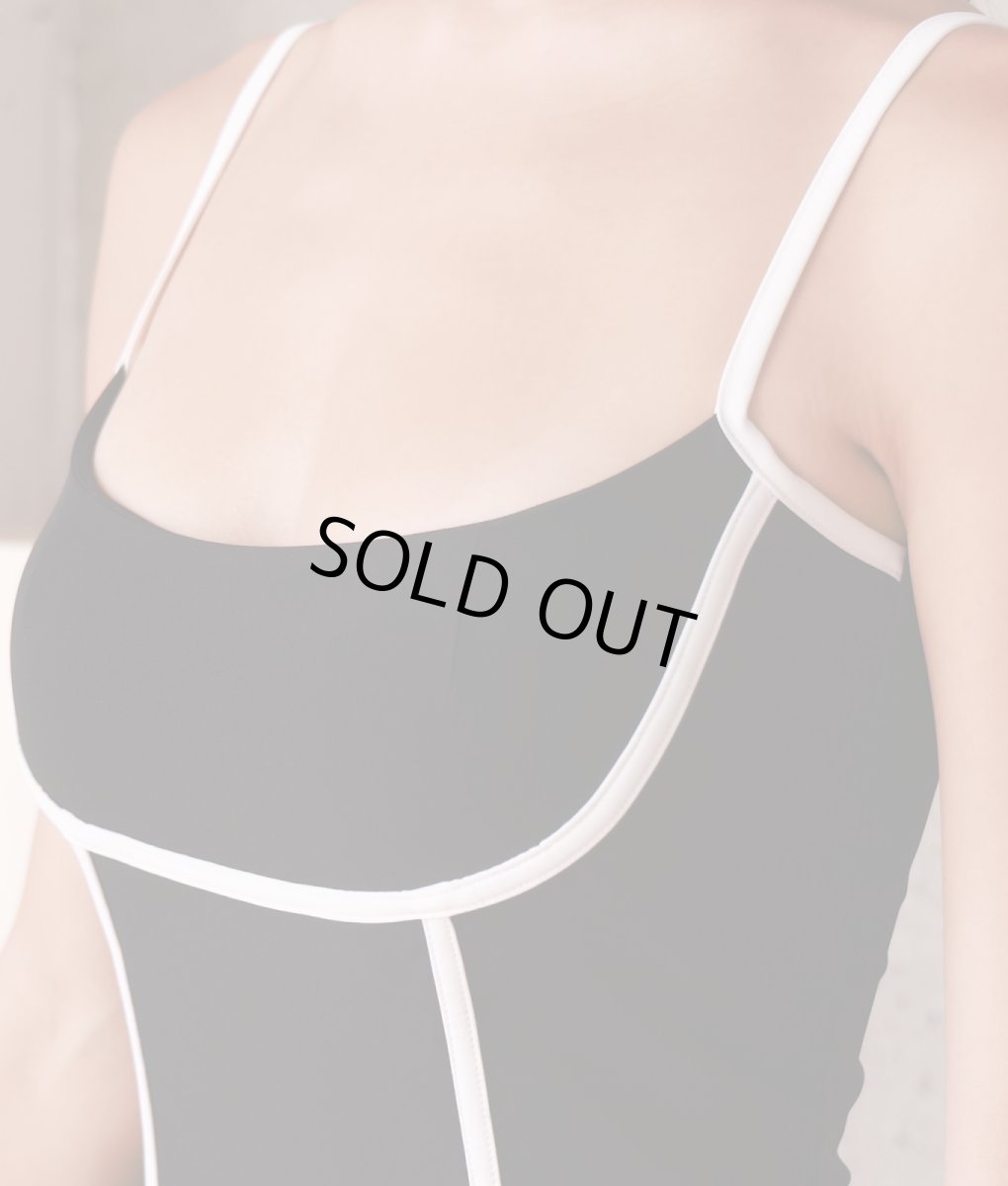 画像10: [SALE品のため返品不可＆再入荷なしの現品限り][韓国製][rinfarre]キャミソール・ブラック・ベージュ・ライン入り・バイカラー・タイト・ミディアムドレス・ワンピース[MIRIN着用] (10)