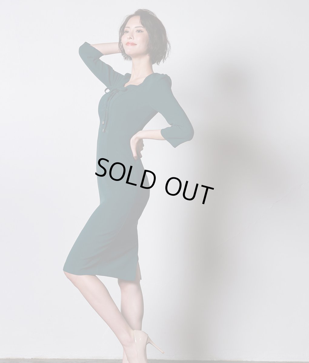 画像2: [SALE品のため返品不可＆再入荷なしの現品限り][韓国製][rinfarre]長袖・ボートネック・シンプル・胸元編み上げ・七分袖・膝丈・モスグリーン・大人・タイト・ミディアムドレス・ワンピース[奈月セナ着用] (2)