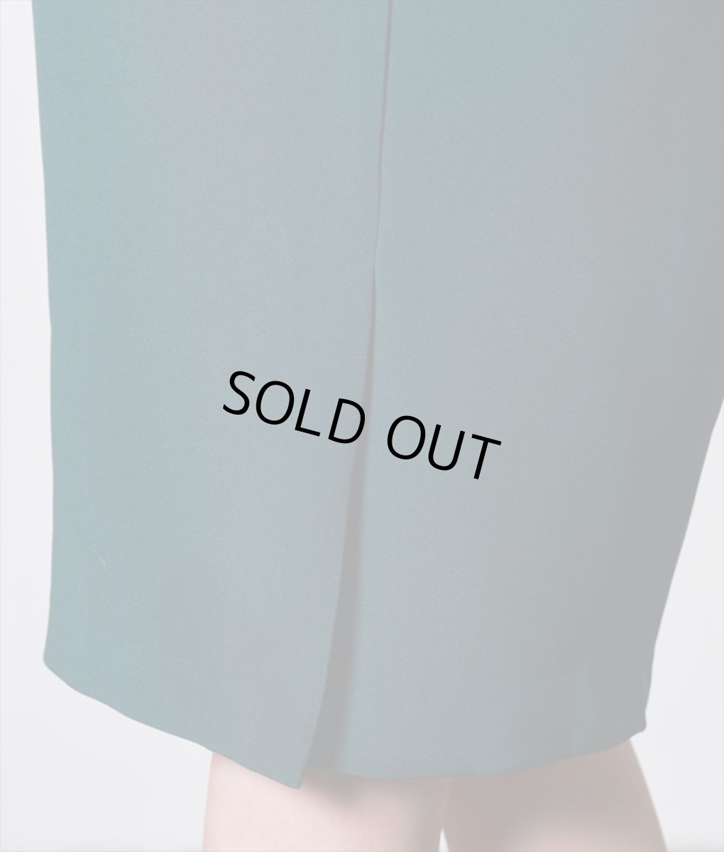 画像11: [SALE品のため返品不可＆再入荷なしの現品限り][韓国製][rinfarre]長袖・ボートネック・シンプル・胸元編み上げ・七分袖・膝丈・モスグリーン・大人・タイト・ミディアムドレス・ワンピース[奈月セナ着用] (11)