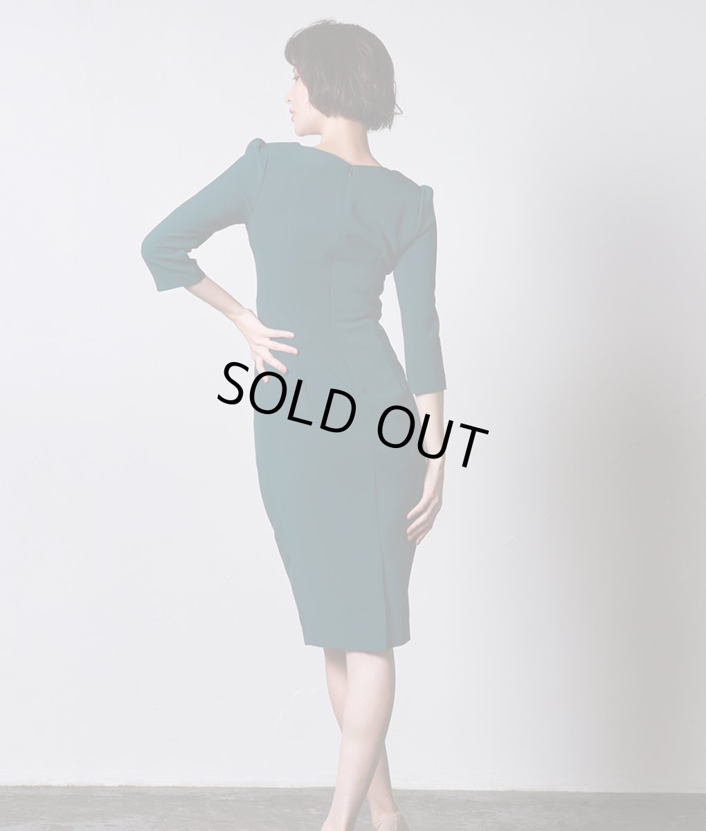 画像3: [SALE品のため返品不可＆再入荷なしの現品限り][韓国製][rinfarre]長袖・ボートネック・シンプル・胸元編み上げ・七分袖・膝丈・モスグリーン・大人・タイト・ミディアムドレス・ワンピース[奈月セナ着用] (3)