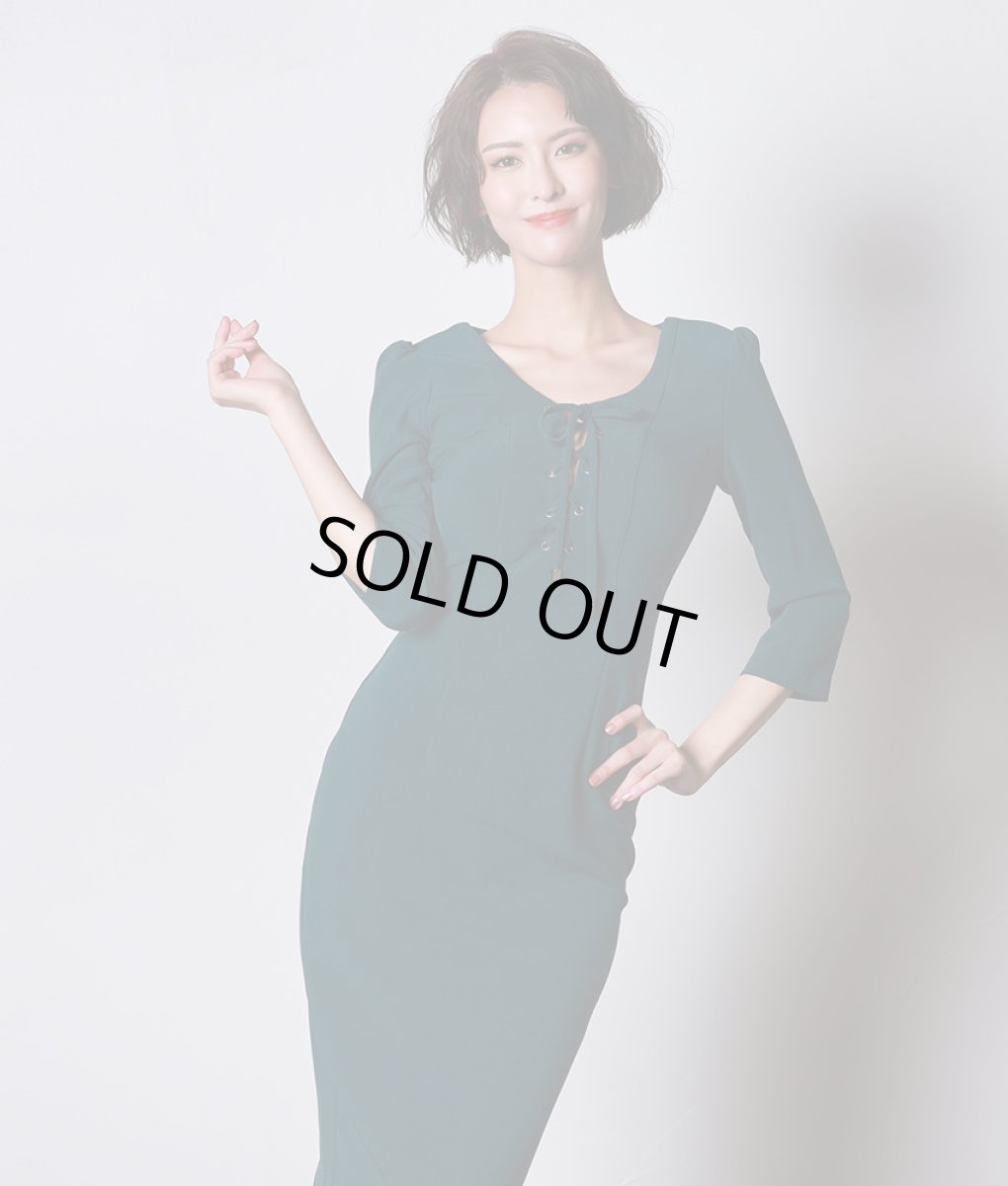 画像4: [SALE品のため返品不可＆再入荷なしの現品限り][韓国製][rinfarre]長袖・ボートネック・シンプル・胸元編み上げ・七分袖・膝丈・モスグリーン・大人・タイト・ミディアムドレス・ワンピース[奈月セナ着用] (4)