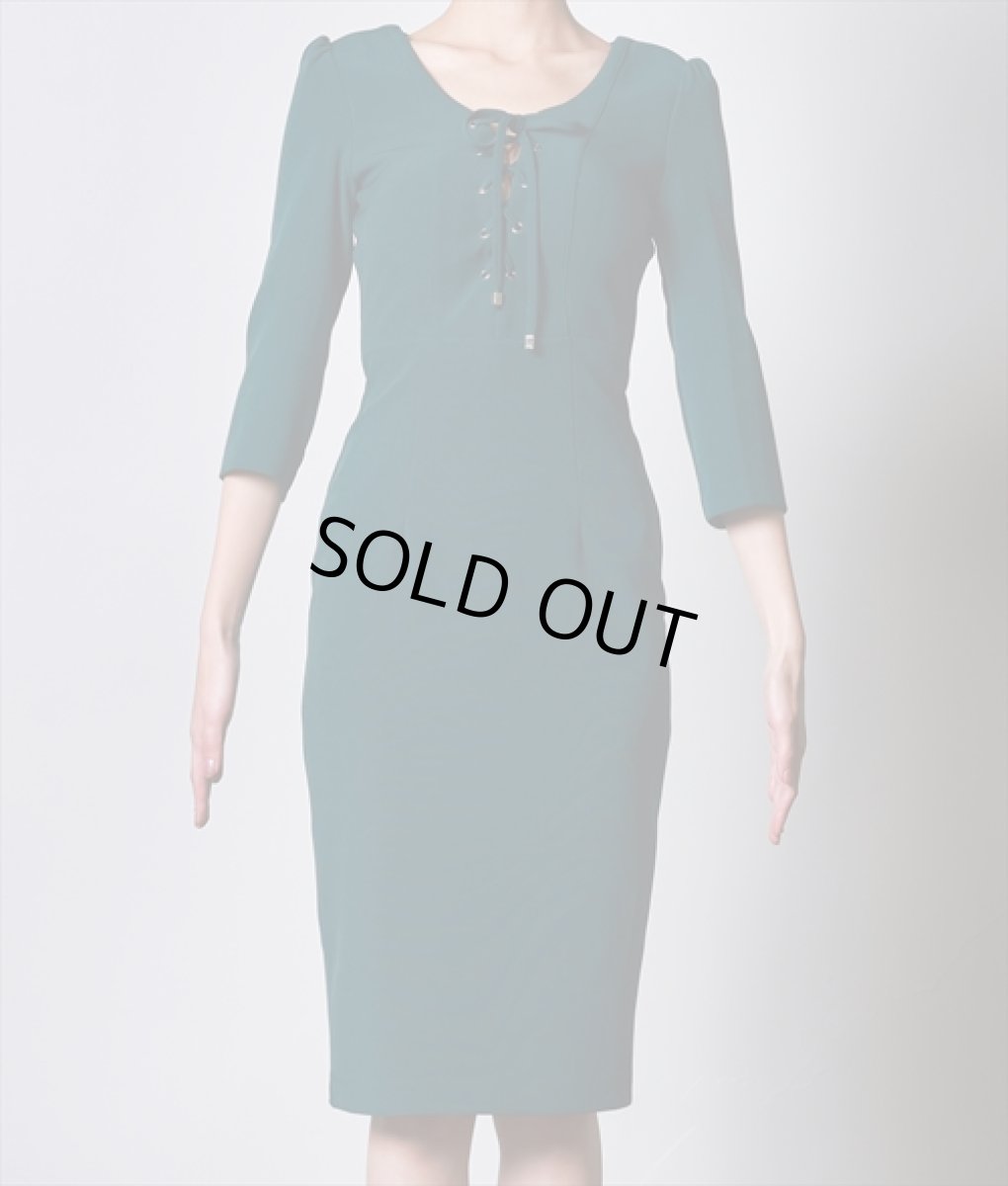 画像6: [SALE品のため返品不可＆再入荷なしの現品限り][韓国製][rinfarre]長袖・ボートネック・シンプル・胸元編み上げ・七分袖・膝丈・モスグリーン・大人・タイト・ミディアムドレス・ワンピース[奈月セナ着用] (6)