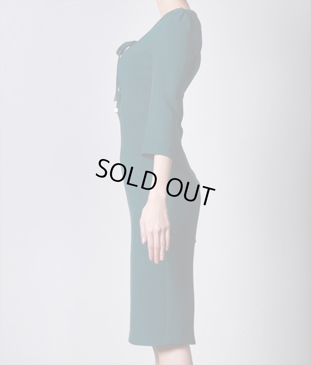 画像7: [SALE品のため返品不可＆再入荷なしの現品限り][韓国製][rinfarre]長袖・ボートネック・シンプル・胸元編み上げ・七分袖・膝丈・モスグリーン・大人・タイト・ミディアムドレス・ワンピース[奈月セナ着用] (7)