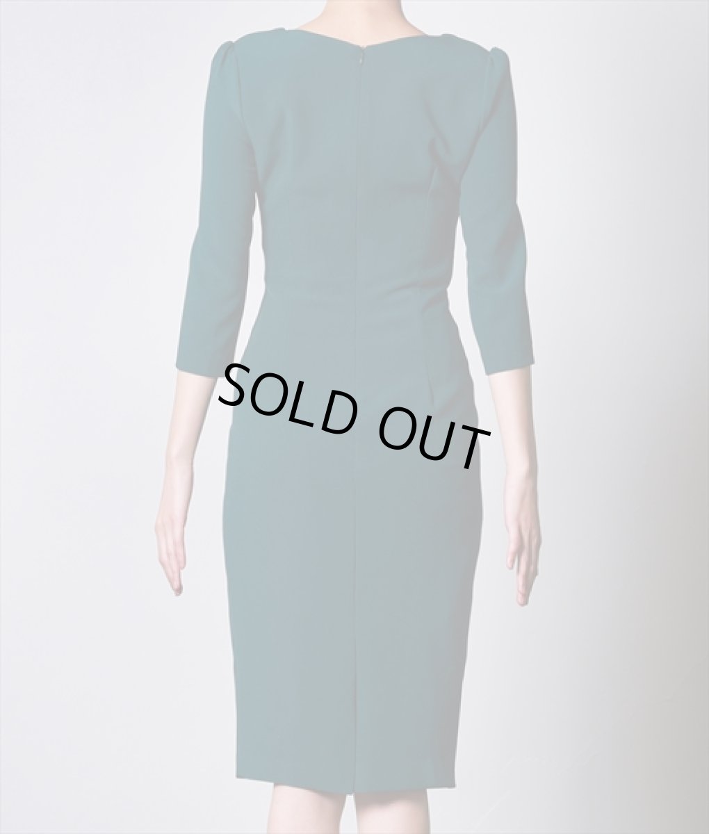 画像8: [SALE品のため返品不可＆再入荷なしの現品限り][韓国製][rinfarre]長袖・ボートネック・シンプル・胸元編み上げ・七分袖・膝丈・モスグリーン・大人・タイト・ミディアムドレス・ワンピース[奈月セナ着用] (8)