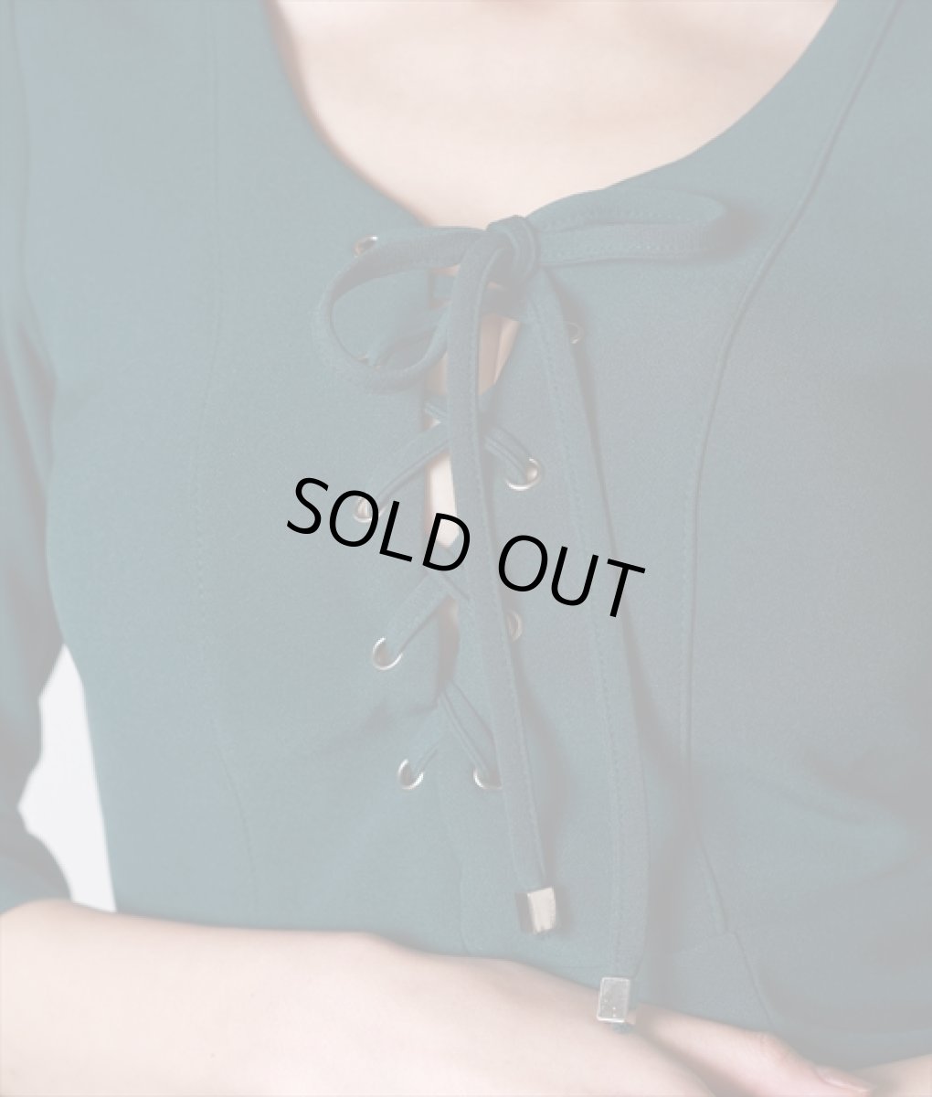 画像9: [SALE品のため返品不可＆再入荷なしの現品限り][韓国製][rinfarre]長袖・ボートネック・シンプル・胸元編み上げ・七分袖・膝丈・モスグリーン・大人・タイト・ミディアムドレス・ワンピース[奈月セナ着用] (9)