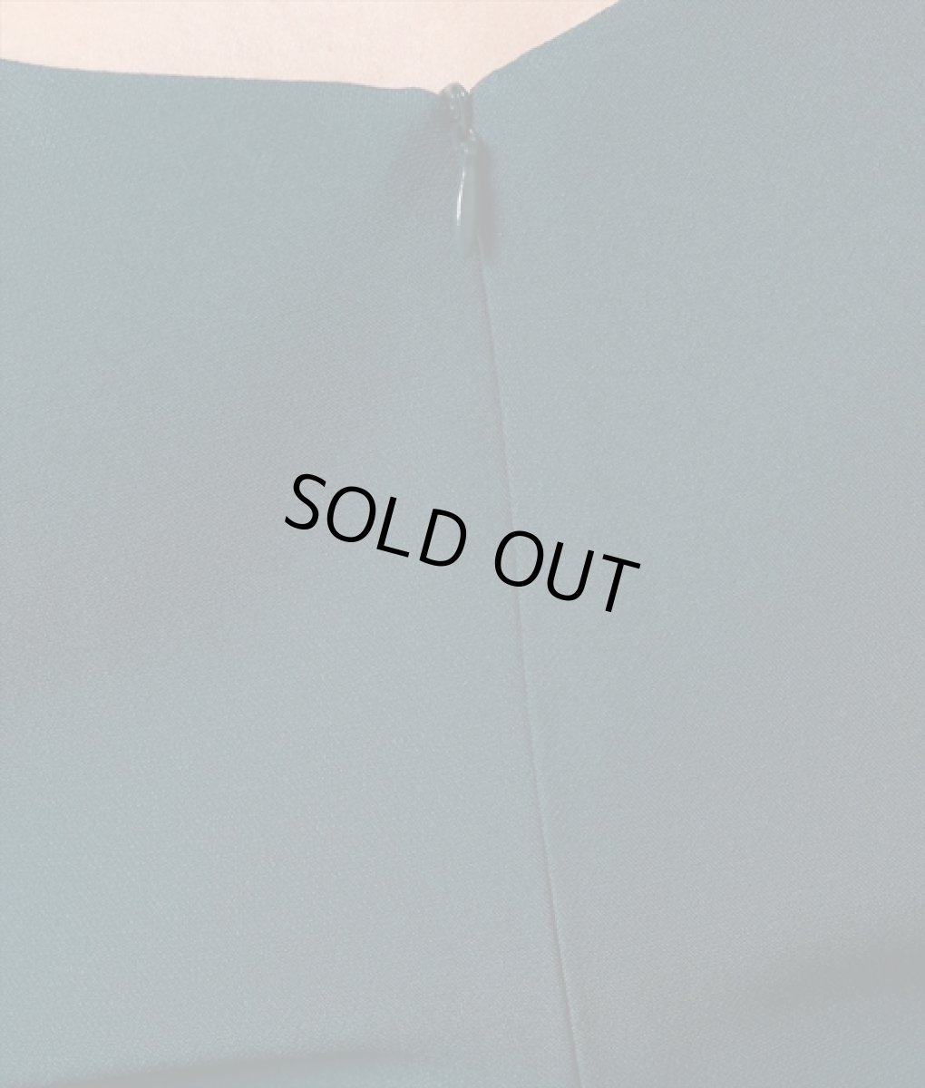 画像10: [SALE品のため返品不可＆再入荷なしの現品限り][韓国製][rinfarre]長袖・ボートネック・シンプル・胸元編み上げ・七分袖・膝丈・モスグリーン・大人・タイト・ミディアムドレス・ワンピース[奈月セナ着用] (10)