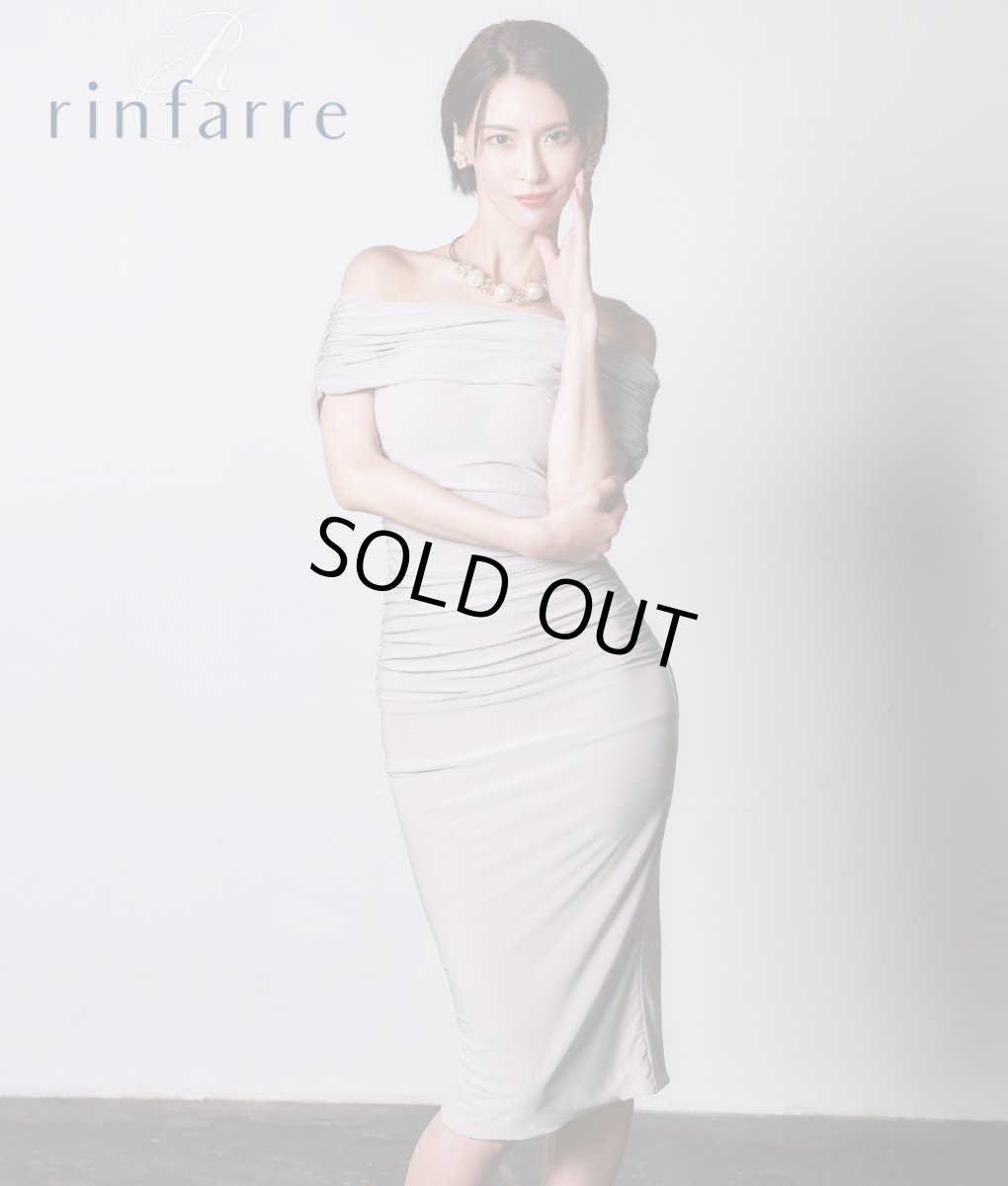 画像1: [韓国製][rinfarre]オフショルダー・ストレッチ・モカベージュ・シャーリング・タイト・ミディアムドレス・ワンピース[奈月セナ着用][送料無料] (1)