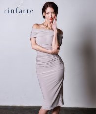 画像1: [韓国製][rinfarre]オフショルダー・ストレッチ・モカベージュ・シャーリング・タイト・ミディアムドレス・ワンピース[奈月セナ着用][送料無料] (1)