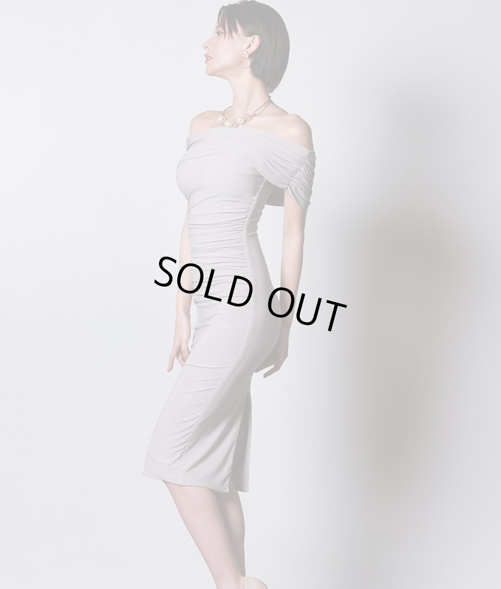 画像2: [韓国製][rinfarre]オフショルダー・ストレッチ・モカベージュ・シャーリング・タイト・ミディアムドレス・ワンピース[奈月セナ着用][送料無料] (2)