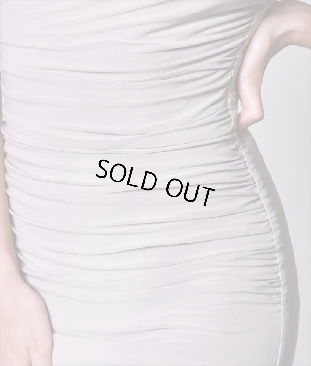 画像11: [韓国製][rinfarre]オフショルダー・ストレッチ・モカベージュ・シャーリング・タイト・ミディアムドレス・ワンピース[奈月セナ着用][送料無料] (11)