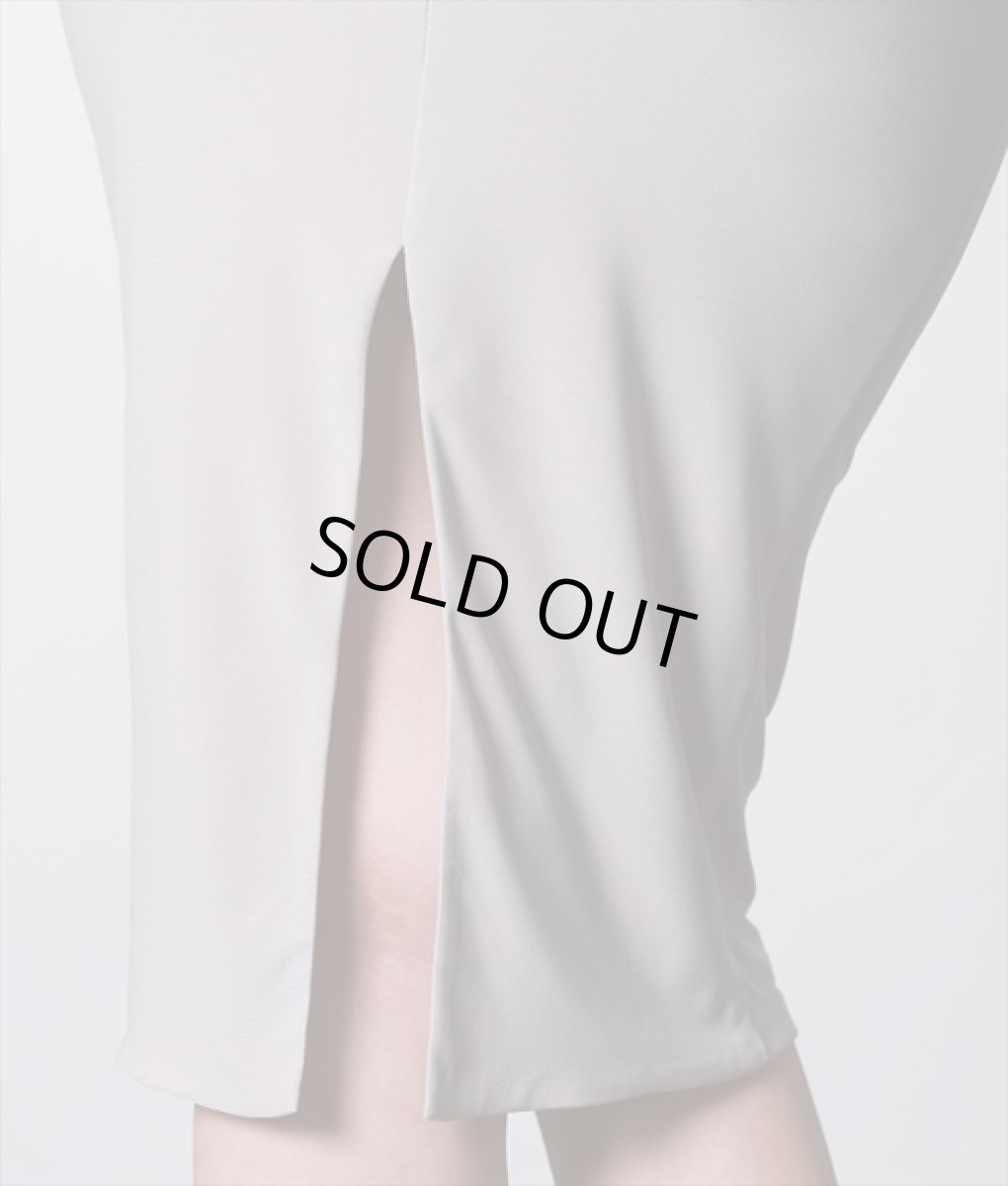 画像12: [韓国製][rinfarre]オフショルダー・ストレッチ・モカベージュ・シャーリング・タイト・ミディアムドレス・ワンピース[奈月セナ着用][送料無料] (12)