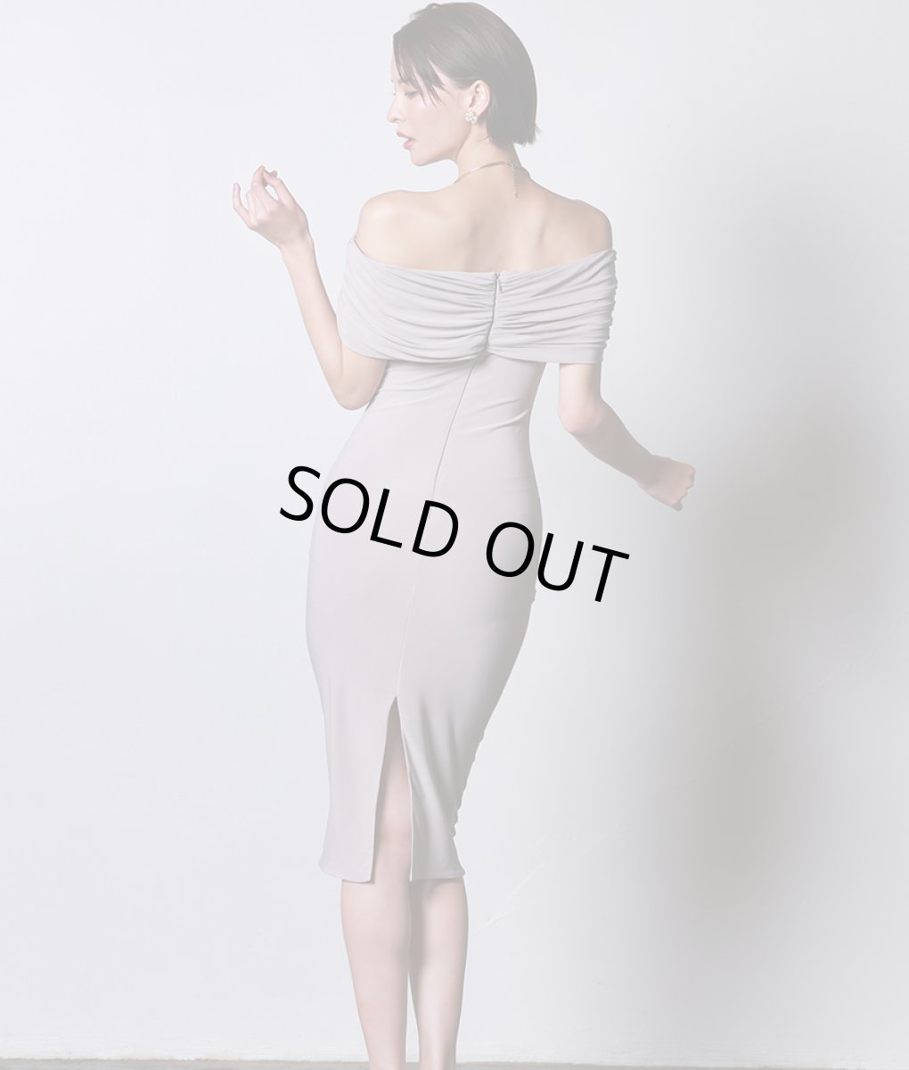 画像3: [韓国製][rinfarre]オフショルダー・ストレッチ・モカベージュ・シャーリング・タイト・ミディアムドレス・ワンピース[奈月セナ着用][送料無料] (3)