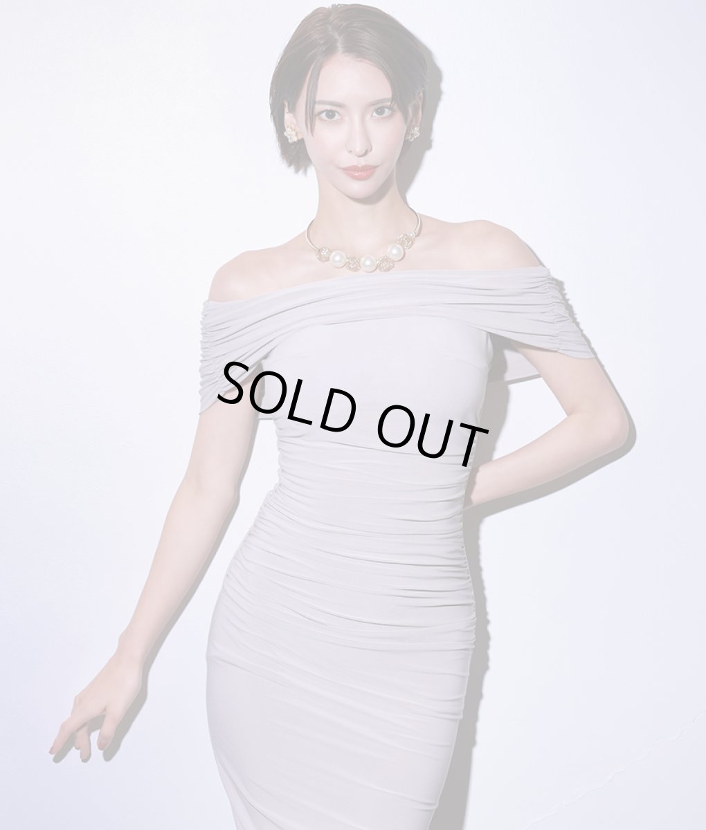 画像4: [韓国製][rinfarre]オフショルダー・ストレッチ・モカベージュ・シャーリング・タイト・ミディアムドレス・ワンピース[奈月セナ着用][送料無料] (4)