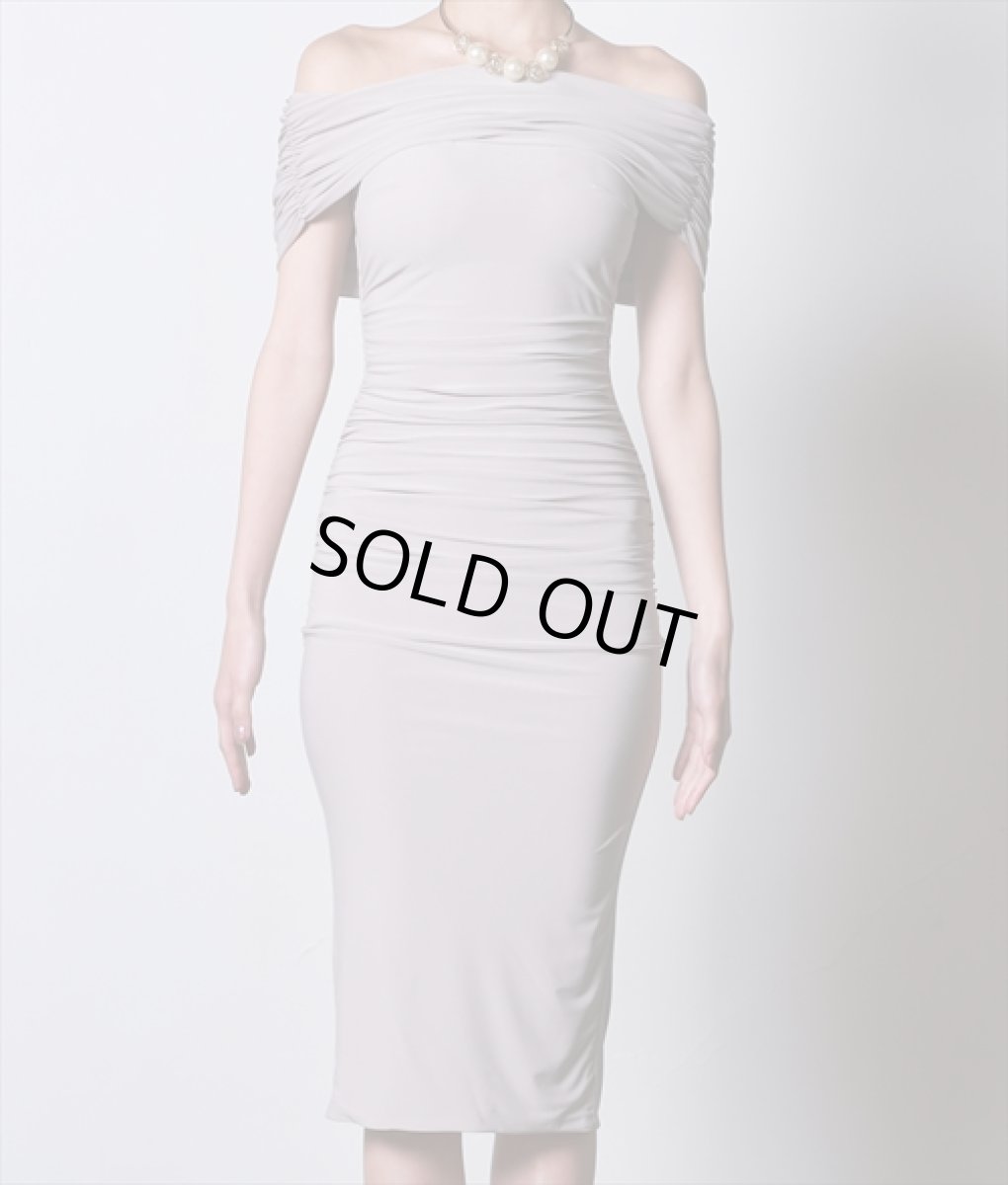 画像6: [韓国製][rinfarre]オフショルダー・ストレッチ・モカベージュ・シャーリング・タイト・ミディアムドレス・ワンピース[奈月セナ着用][送料無料] (6)