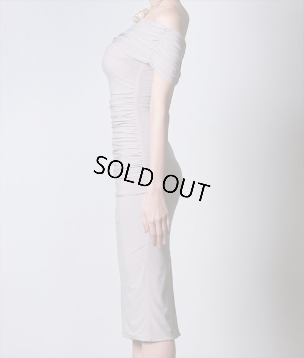 画像7: [韓国製][rinfarre]オフショルダー・ストレッチ・モカベージュ・シャーリング・タイト・ミディアムドレス・ワンピース[奈月セナ着用][送料無料] (7)