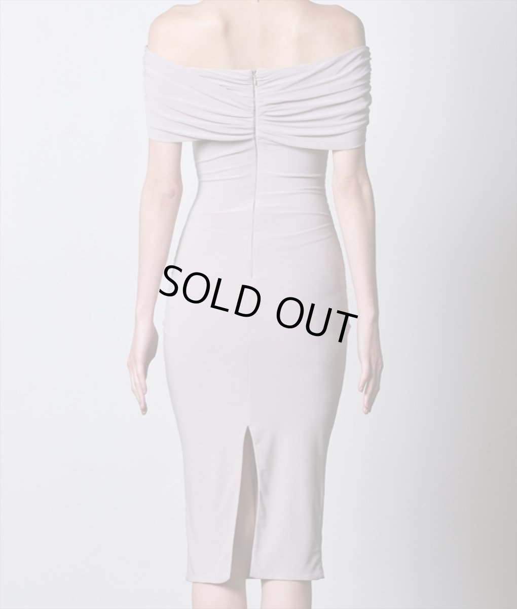 画像8: [韓国製][rinfarre]オフショルダー・ストレッチ・モカベージュ・シャーリング・タイト・ミディアムドレス・ワンピース[奈月セナ着用][送料無料] (8)