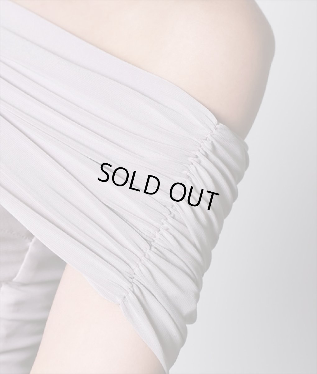 画像9: [韓国製][rinfarre]オフショルダー・ストレッチ・モカベージュ・シャーリング・タイト・ミディアムドレス・ワンピース[奈月セナ着用][送料無料] (9)