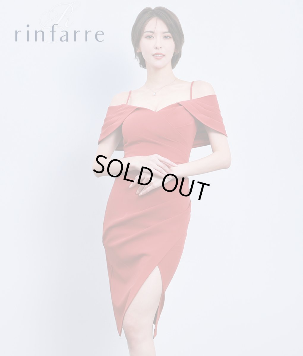 画像1: [SALE品のため返品不可＆再入荷なしの現品限り][韓国製][rinfarre]オープンショルダー・テラコッタ・スリット・タック・アシンメトリー・シンプル・セクシー・オフショルダー・タイト・ミディアムドレス・ワンピース[奈月セナ着用] (1)