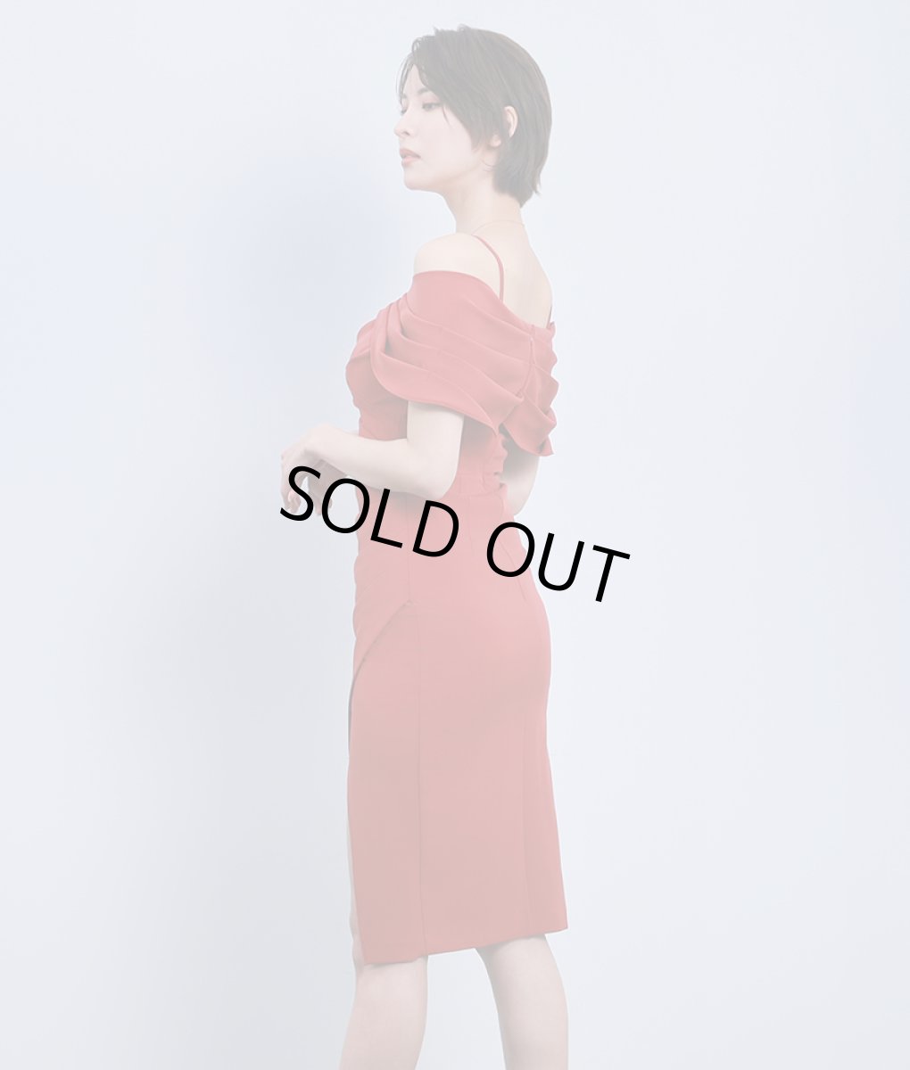 画像2: [SALE品のため返品不可＆再入荷なしの現品限り][韓国製][rinfarre]オープンショルダー・テラコッタ・スリット・タック・アシンメトリー・シンプル・セクシー・オフショルダー・タイト・ミディアムドレス・ワンピース[奈月セナ着用] (2)