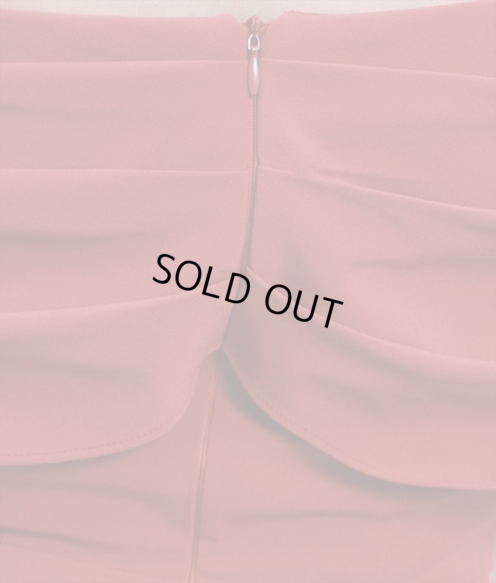 画像11: [SALE品のため返品不可＆再入荷なしの現品限り][韓国製][rinfarre]オープンショルダー・テラコッタ・スリット・タック・アシンメトリー・シンプル・セクシー・オフショルダー・タイト・ミディアムドレス・ワンピース[奈月セナ着用] (11)