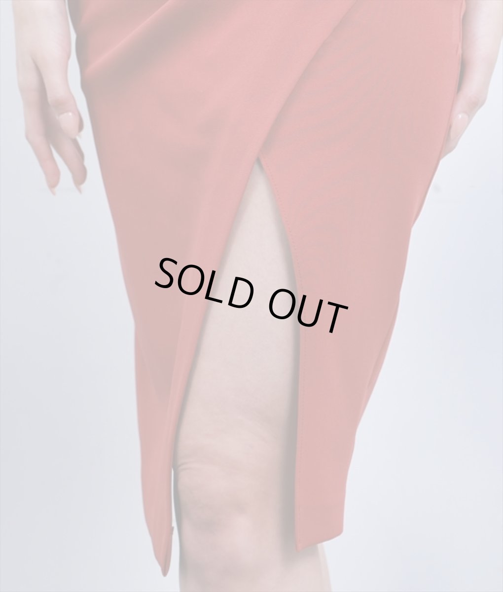 画像12: [SALE品のため返品不可＆再入荷なしの現品限り][韓国製][rinfarre]オープンショルダー・テラコッタ・スリット・タック・アシンメトリー・シンプル・セクシー・オフショルダー・タイト・ミディアムドレス・ワンピース[奈月セナ着用] (12)