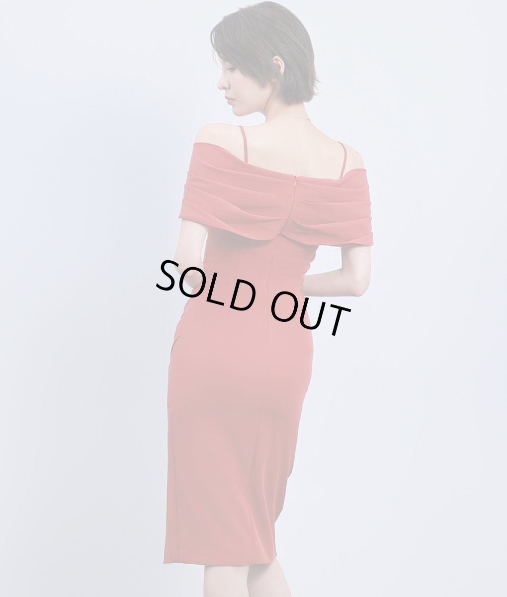 画像3: [SALE品のため返品不可＆再入荷なしの現品限り][韓国製][rinfarre]オープンショルダー・テラコッタ・スリット・タック・アシンメトリー・シンプル・セクシー・オフショルダー・タイト・ミディアムドレス・ワンピース[奈月セナ着用] (3)