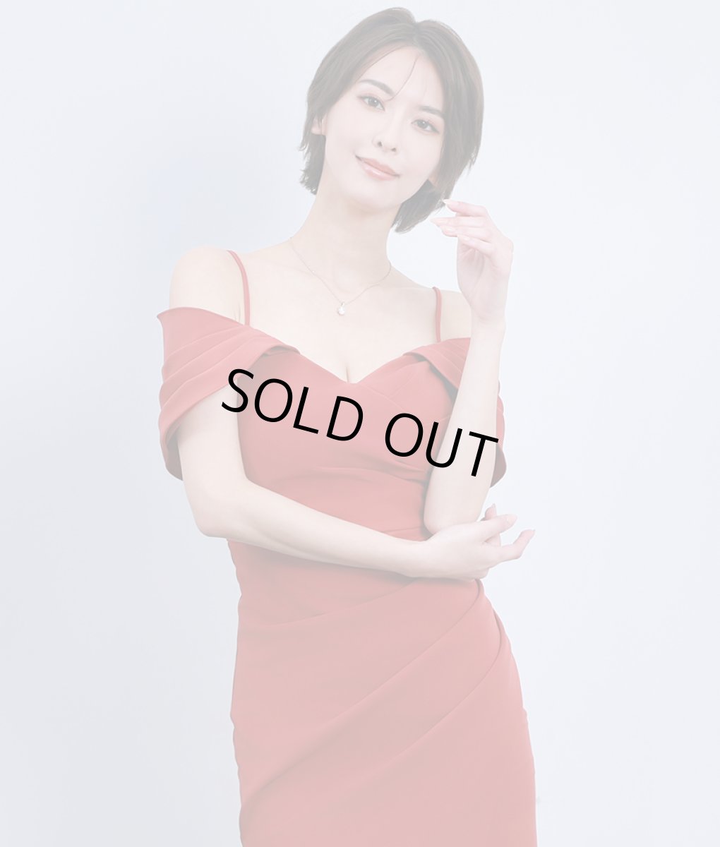 画像4: [SALE品のため返品不可＆再入荷なしの現品限り][韓国製][rinfarre]オープンショルダー・テラコッタ・スリット・タック・アシンメトリー・シンプル・セクシー・オフショルダー・タイト・ミディアムドレス・ワンピース[奈月セナ着用] (4)