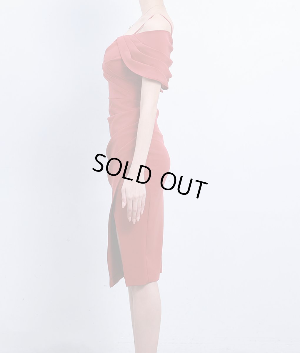 画像7: [SALE品のため返品不可＆再入荷なしの現品限り][韓国製][rinfarre]オープンショルダー・テラコッタ・スリット・タック・アシンメトリー・シンプル・セクシー・オフショルダー・タイト・ミディアムドレス・ワンピース[奈月セナ着用] (7)