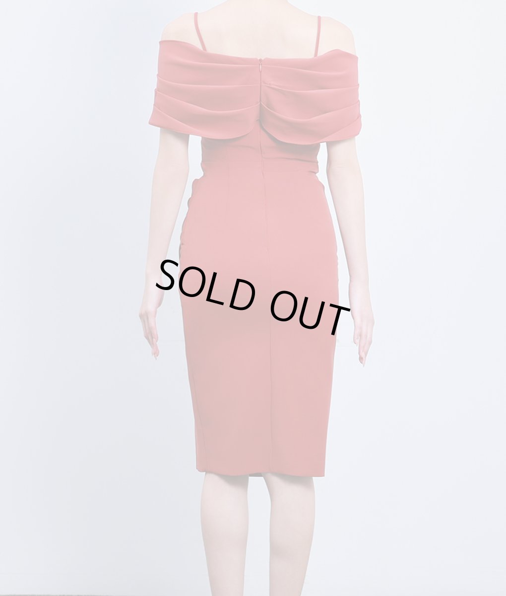 画像8: [SALE品のため返品不可＆再入荷なしの現品限り][韓国製][rinfarre]オープンショルダー・テラコッタ・スリット・タック・アシンメトリー・シンプル・セクシー・オフショルダー・タイト・ミディアムドレス・ワンピース[奈月セナ着用] (8)