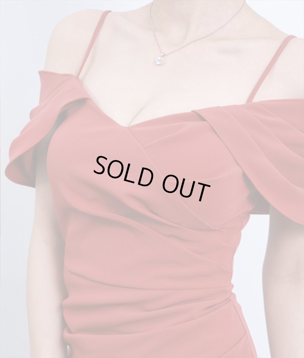 画像9: [SALE品のため返品不可＆再入荷なしの現品限り][韓国製][rinfarre]オープンショルダー・テラコッタ・スリット・タック・アシンメトリー・シンプル・セクシー・オフショルダー・タイト・ミディアムドレス・ワンピース[奈月セナ着用] (9)