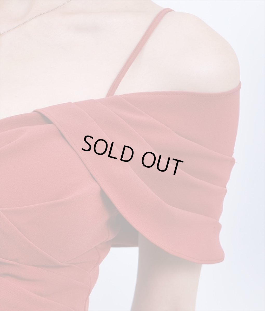 画像10: [SALE品のため返品不可＆再入荷なしの現品限り][韓国製][rinfarre]オープンショルダー・テラコッタ・スリット・タック・アシンメトリー・シンプル・セクシー・オフショルダー・タイト・ミディアムドレス・ワンピース[奈月セナ着用] (10)