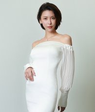 画像4: [韓国製][韓国製][rinfarre]ホワイト・長袖・オフショルダー・スリット・シンプル・サテン・タイト・ロングドレス・ワンピース[奈月セナ着用][送料無料] (4)