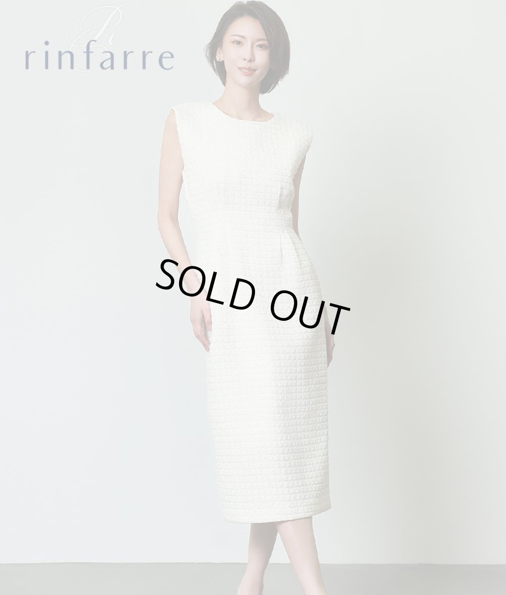 画像1: [SALE品のため返品不可＆再入荷なしの現品限り][韓国製][rinfarre]ツイード・ウエストタック・ホワイト・ラメ糸・ノースリーブ・大人シルエット・タイト・ミディアムドレス・ワンピース[奈月セナ着用] (1)