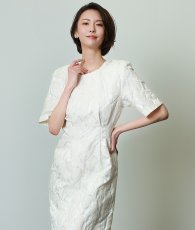 画像4: [韓国製][rinfarre]ウエストタック・ホワイト・半袖・大人シルエット・タイト・ミディアムドレス・ワンピース[][送料無料] (4)