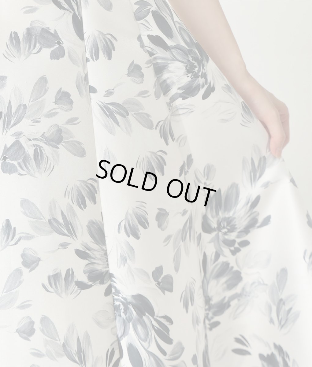 画像11: [韓国製][rinfarre]ノースリーブ・Vカット・花柄・ホワイト×グレー・Aライン・ロングドレス・ワンピース[黒木麗奈着用]《送料＆代引き手数料無料》 (11)