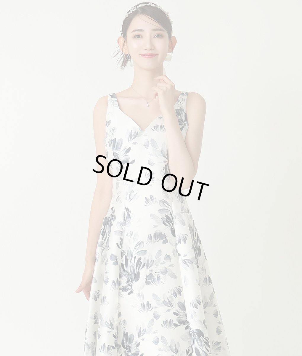 画像4: [韓国製][rinfarre]ノースリーブ・Vカット・花柄・ホワイト×グレー・Aライン・ロングドレス・ワンピース[黒木麗奈着用]《送料＆代引き手数料無料》 (4)