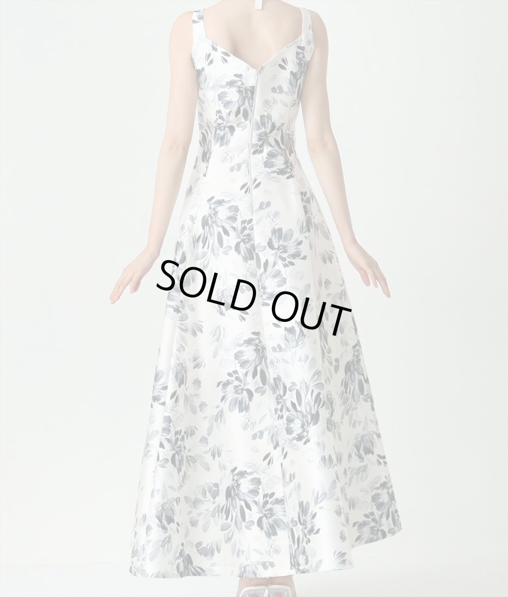 画像8: [韓国製][rinfarre]ノースリーブ・Vカット・花柄・ホワイト×グレー・Aライン・ロングドレス・ワンピース[黒木麗奈着用]《送料＆代引き手数料無料》 (8)