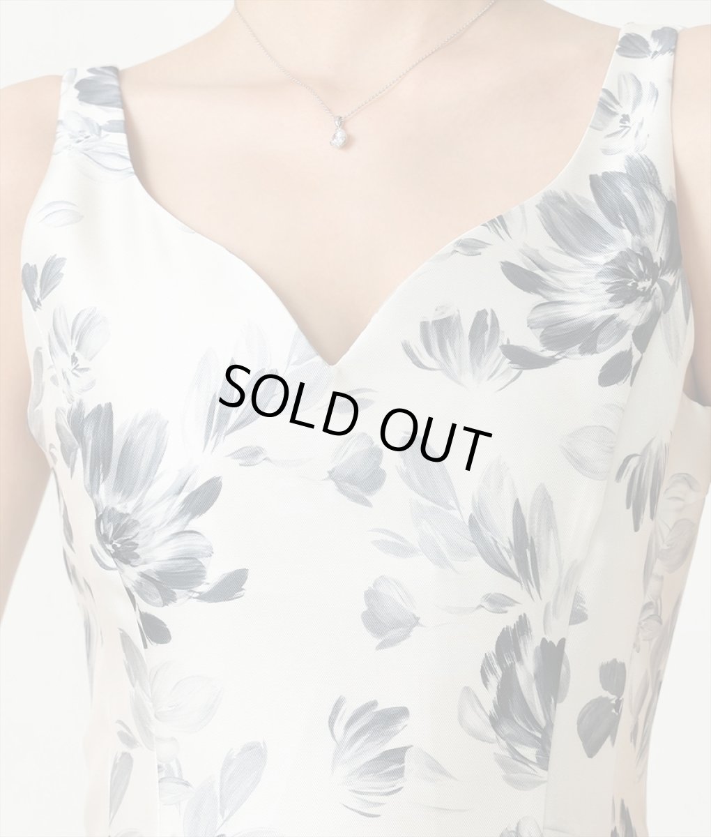 画像9: [韓国製][rinfarre]ノースリーブ・Vカット・花柄・ホワイト×グレー・Aライン・ロングドレス・ワンピース[黒木麗奈着用]《送料＆代引き手数料無料》 (9)