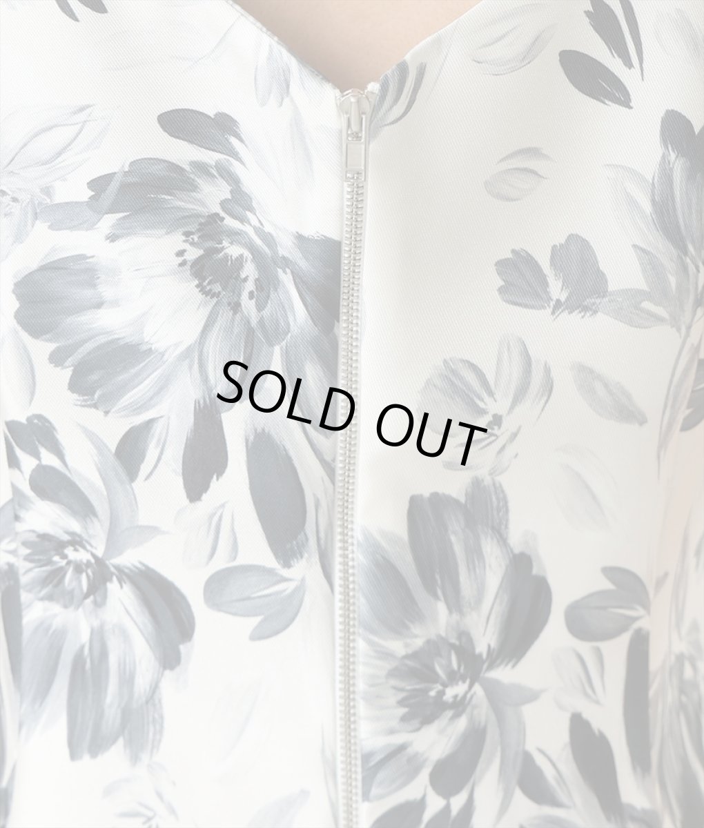 画像10: [韓国製][rinfarre]ノースリーブ・Vカット・花柄・ホワイト×グレー・Aライン・ロングドレス・ワンピース[黒木麗奈着用]《送料＆代引き手数料無料》 (10)