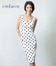 画像1: [韓国製][rinfarre]ノースリーブ・ドット・ホワイト×ブラック・水玉・モノトーン・タイト・ミディアムドレス・ワンピース[奈月セナ着用][送料無料] (1)