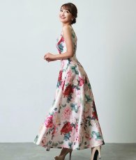 画像2: [韓国製][rinfarre]花柄・プリント・ノースリーブ・フレア・サテン調・ハートネック・エレガント・Aライン・ロングドレス・ワンピース[薗田杏奈着用][送料無料] (2)