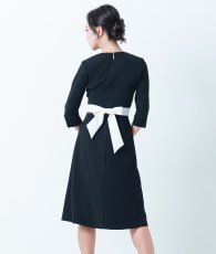 画像4: [韓国製][rinfarre] Vネック・襟付き・七分袖・Aライン・背中リボン・ボタンデザイン・ミディアムドレス[山崎みどりちゃん着用]《送料＆代引き手数料無料》mybk (4)