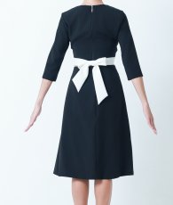 画像9: [韓国製][rinfarre] Vネック・襟付き・七分袖・Aライン・背中リボン・ボタンデザイン・ミディアムドレス[山崎みどりちゃん着用]《送料＆代引き手数料無料》mybk (9)