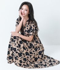 画像4: [韓国製][rinfarre] 半袖・キャメル・花柄・エレガント・Vネック・カシュクール・半袖・マキシ・ロングドレス・ラップワンピース [山崎みどり着用][送料無料]mycm (4)