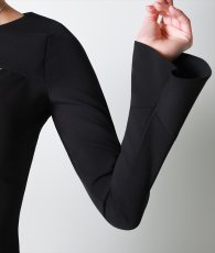 画像13: [韓国製][rinfarre]レッド・ブラック・ミニ・長袖・フレアスリーブ・胸元カット・フレア・Aライン・ミニドレス・ワンピース[黒木麗奈・奈月セナ着用][送料無料] (13)