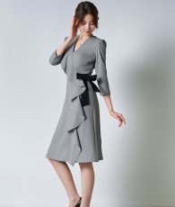 画像2: [韓国製][rinfarre]グレー・チェック・フリル・七分袖・Aライン・ミディアムドレス・ワンピース[黒木麗奈着用][送料無料] (2)